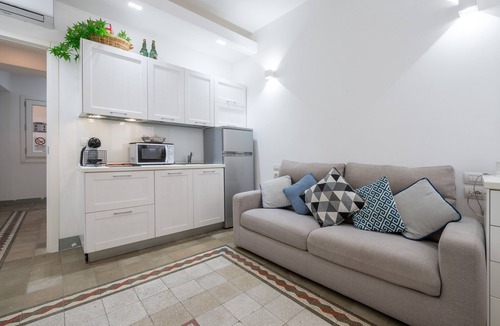 Cagliari Apartment | Apartment 'Dettori 18' with Wi-Fi and Air Conditioning