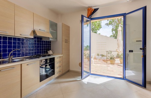 Porto Palo Apartment | Apartment 'Egeria Con Vista Mare Laterale' with Sea View, Wi-Fi and Air Conditioning