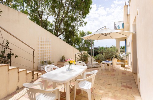 Porto Palo Apartment | Apartment 'Egeria Con Vista Mare Laterale' with Sea View, Wi-Fi and Air Conditioning