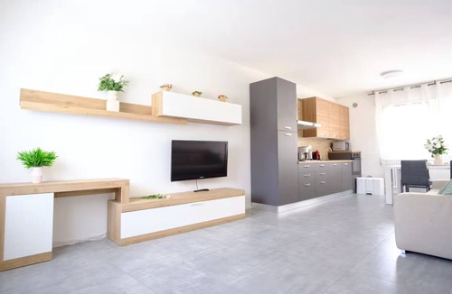 Bagnolo Apartment | Apartment 'Flower' with Shared Garden, Wi-Fi and Air Conditioning