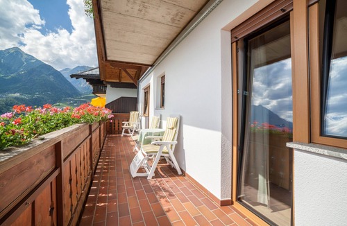 Schenna Apartment | Apartment "Gartenheim Maria" with Mountain View, Shared Pool & Wi-Fi