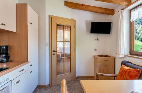Cadipietra Apartment | Apartment "Glocklechnhof Sonnenschein" with Mountain View, Garden, Balcony & Wi-Fi