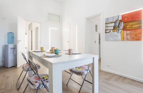 Corso dei Mille - Sant'Erasmo Apartment | Apartment 'L'Incanto - Central Station' with Wi-Fi and Air Conditioning