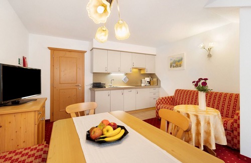 Sand in Taufers Apartment | Apartment 'Loderhof Blumenwiese' with Mountain View, Shared Garden & Wi-Fi