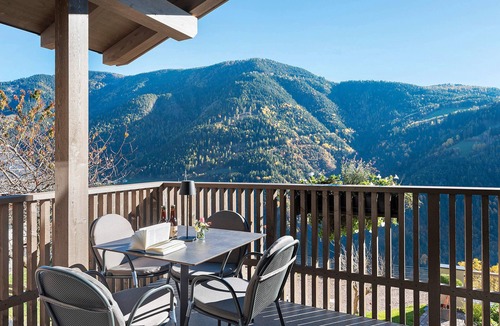 Avigna Apartment | Apartment Montis with Mountain View, Shared Pool and Sauna