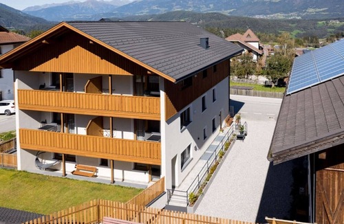 San Lorenzo di Sebato Apartment | Apartment 'Obergasserhof Hüttengaudi' with Mountain View, Shared Garden and Wi-Fi
