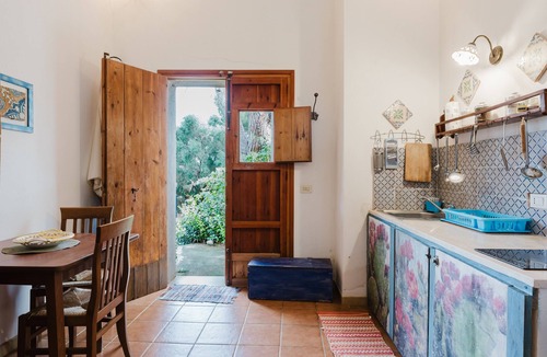 Custonaci Apartment | Apartment 'Pino' with Private Garden, Wi-Fi and Air Conditioning