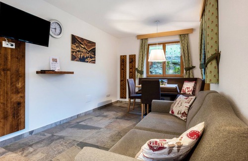 Valle Aurina Apartment | Apartment "Schwarzenstein" with Shared Whirlpool & Garden