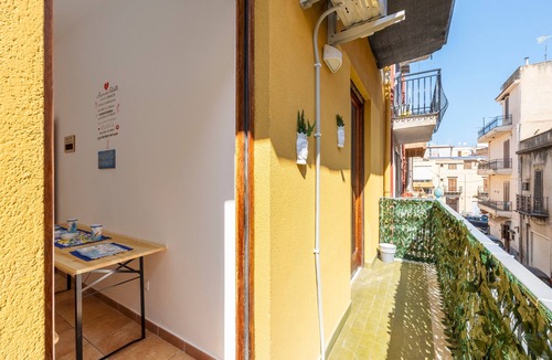 Casteldaccia Apartment | Apartment 'Sole e Amore' with Balcony, Wi-Fi and Air Conditioning
