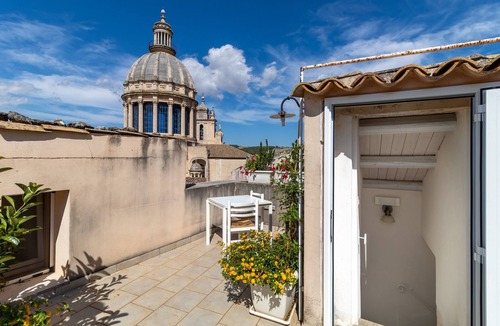 Ragusa Apartment | Apartment Sotto le Stelle 'Caelum Hyblae' with Private Terrace, Wi-Fi & Air Conditioning