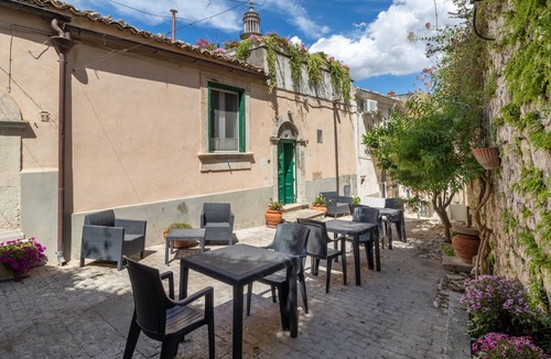 Ragusa Apartment | Apartment Sotto le Stelle 'Caelum Hyblae' with Private Terrace, Wi-Fi & Air Conditioning