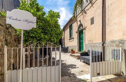 Ragusa Apartment | Apartment Sotto le Stelle 'Caelum Hyblae' with Private Terrace, Wi-Fi & Air Conditioning