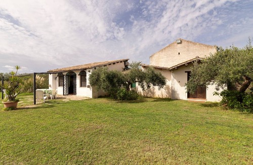 Porticalazzo Apartment | Apartment 'Tenuta Donna Vittoria Grande' with Mountain View, Wi-Fi and Air Conditioning