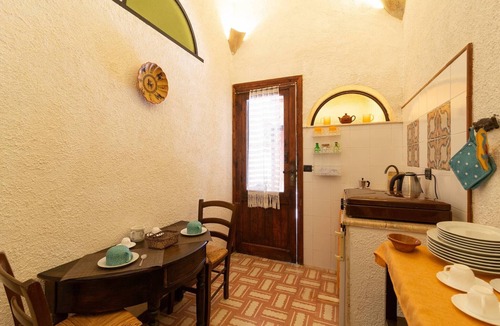 Porticalazzo Apartment | Apartment 'Tenuta Donna Vittoria Mandarino' with Mountain View, Wi-Fi and Air Conditioning