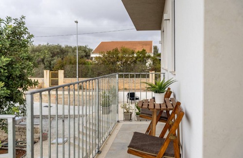Ragusa Apartment | Apartment 'Ulivo' with Shared Terrace, Wi-Fi and Air Conditioning