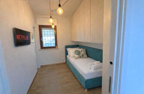 Zona XVI Torrenova Apartment | Attico Luminoso con Terrazzo e Parcheggio Gratuito