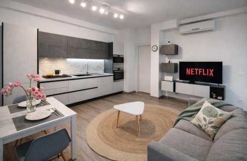 Zona XVI Torrenova Apartment | Attico Luminoso con Terrazzo e Parcheggio Gratuito