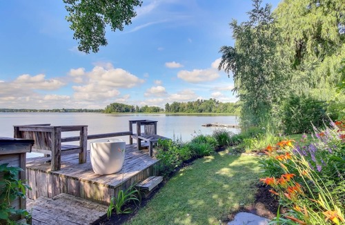 Pincourt House | Au bord de l'eau Chalet near Montreal 15 min Airport
