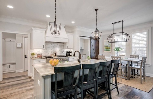 Martinez House | Augusta Abode: Practice Golf Room ~ Hot Tub ~ Home Theater ~ Bball ~ ANGC15min