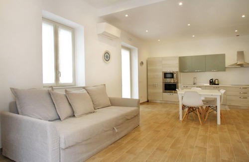 Marina di Caronia Apartment | Aunt's house-just a stone's throw from the sea