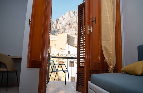 Cinisi House | Aurooms - "Blue Room - Relaxation and Refinement in the Heart of Cinisi"