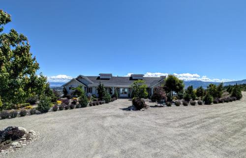 Central Okanagan Bed & Breakfast | Autumn Lane B&B, Farmhouse Elegance & Stunning Lakeviews