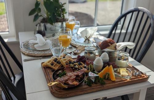 Central Okanagan Bed & Breakfast | Autumn Lane B&B, Farmhouse Elegance & Stunning Lakeviews