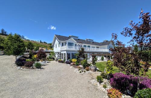 Central Okanagan Bed & Breakfast | Autumn Lane B&B, Farmhouse Elegance & Stunning Lakeviews