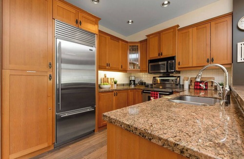 Panorama Ski Chalet | Backs onto Greywolf 9-Private Hot Tub-Amazing Views-Deck-BBQ- Ski-in/Out Sunbird
