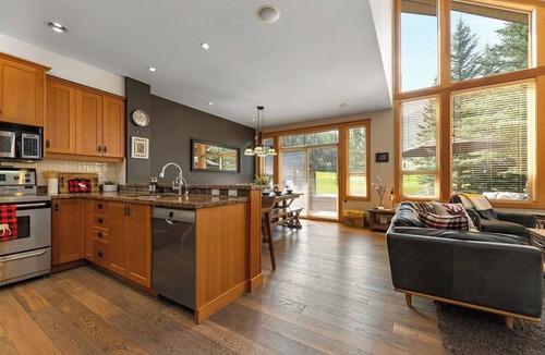 Panorama Ski Chalet | Backs onto Greywolf 9-Private Hot Tub-Amazing Views-Deck-BBQ- Ski-in/Out Sunbird