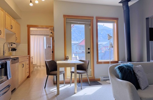 Canmore Condo | ⭐ Balcony | Top Floor | Premium Suite Mountain Retreat ⭐