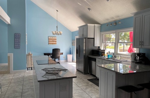 Elizabethtown House | Bay Tree Lake Waterfront Near White Lake