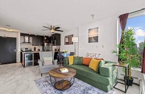 Crosstown Condo | BC Place & Rogers Arena Central, Modern w/AC