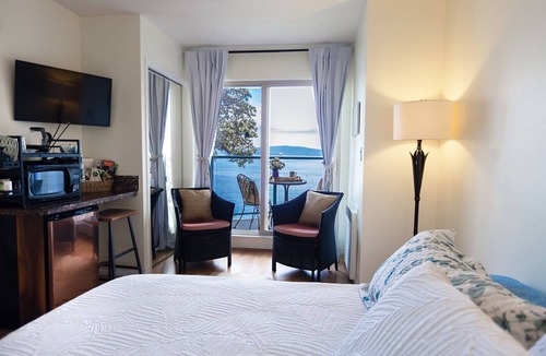 Yellow Point Condo | Beach Bliss oceanfront king studio! Balcony, stunning view, pool, dock & hot tub