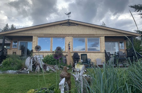 Campbell River House | Beach front Duplex on Stories beach near Campbell River