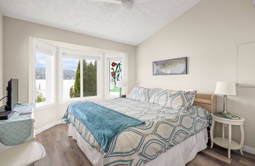 Sooke Hotel | Beach Front Retreat :Private Beach and Dock Access, Hot Tub, BBQ &Free Kayaks!
