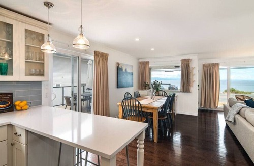 Campbell River House | Beachfront | Sandy Shore, Near Mt. Washington