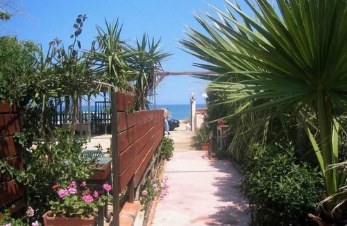 Solfarelli Villa | BEACHSIDE & SEAFRONT villa at ONLY 20 meters FROM the BEACH - 2 bathrooms - 7 persons + airconditioning