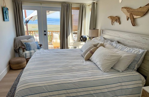 Regional District of Nanaimo Hotel | Beachside family retreat w/Private Raft, Paddleboards, Firepit, Kayaks, Games.