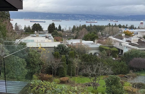 West Point Grey House | Beachside Retreat Paradise w Pool & Pickleball Court — 5 mins to downtown