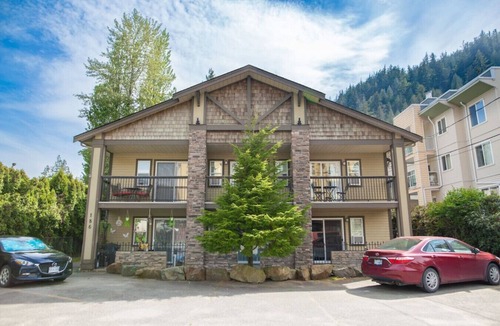 Harrison Hot Springs Apartment | Beachy 2 Bed Studio Suite, Balcony and 4 Min to Lake