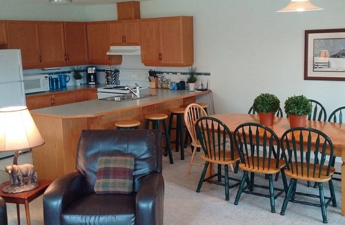 Invermere Ski Chalet | Bear Tracks Chalet - Pool Table, Private Hot Tub, Stay 3, Pay for 2 nights