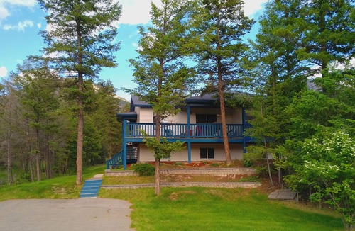 Invermere Ski Chalet | Bear Tracks Chalet - Pool Table, Private Hot Tub, Stay 3, Pay for 2 nights