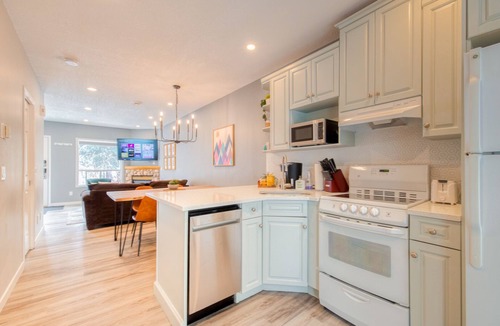 Harvie Heights House | Beautiful 2BDM 2 Bth Sleep Up to 6 Adults+Kids Townhouse W/AC at Park Gate