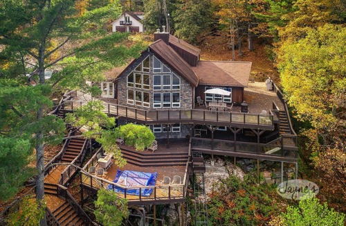 Muskoka Lakes Cottage | Beautiful 5bed, 4bath Rosseau Lake cottage in private bay with home theatre!
