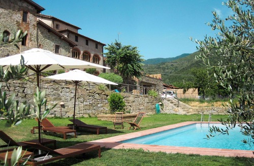 Pian di Sco House | Beautiful apartment in villa for 4 people with pool, WIFI, TV and terrace