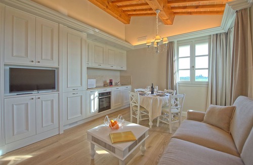 Vinci Apartment | Beautiful apartment for 4 people with WIFI, pool, A/C, TV and panoramic view