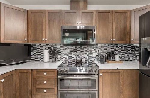 North End Apartment | Beautiful Downtown Kelowna Condo with Amazing Views!