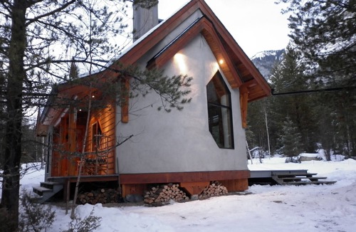 Blaeberry Ski Chalet | Beautiful eco-building in the heart of the Rocky mountains. All modern amenities