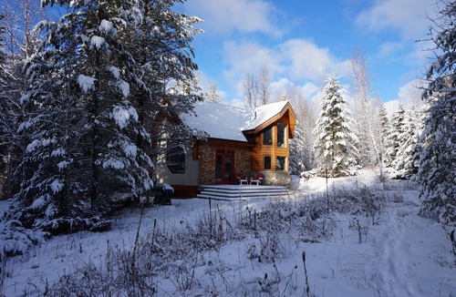 Blaeberry Ski Chalet | Beautiful eco-building in the heart of the Rocky mountains. All modern amenities